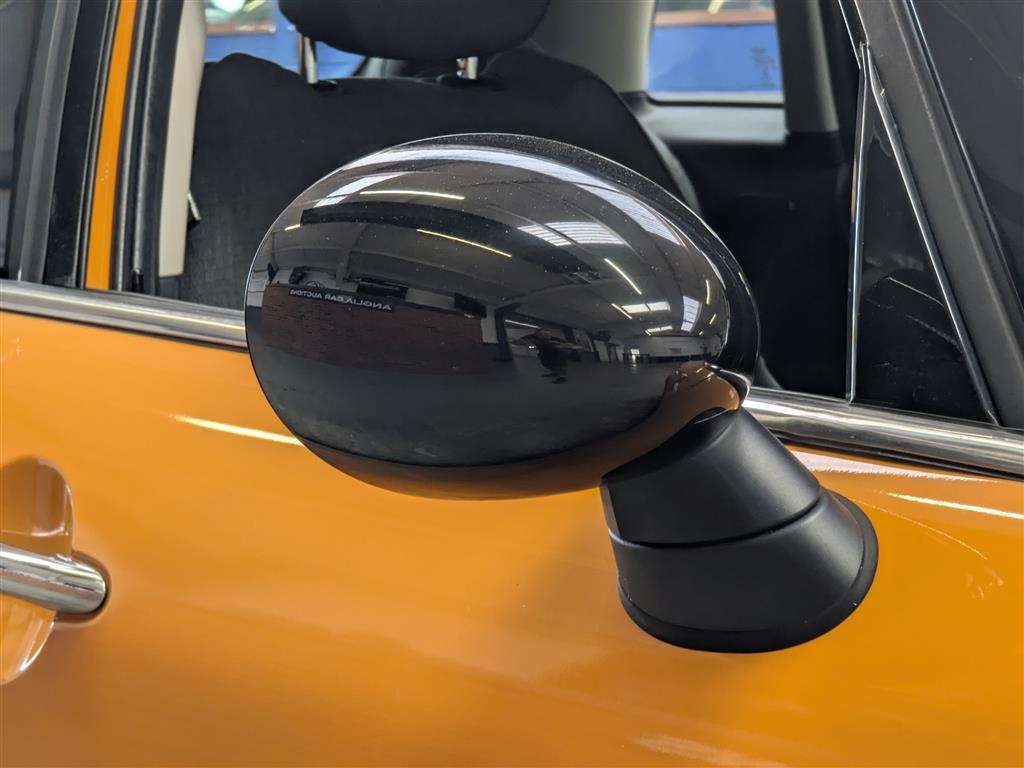 <p>2015 MINI COOPER</p>