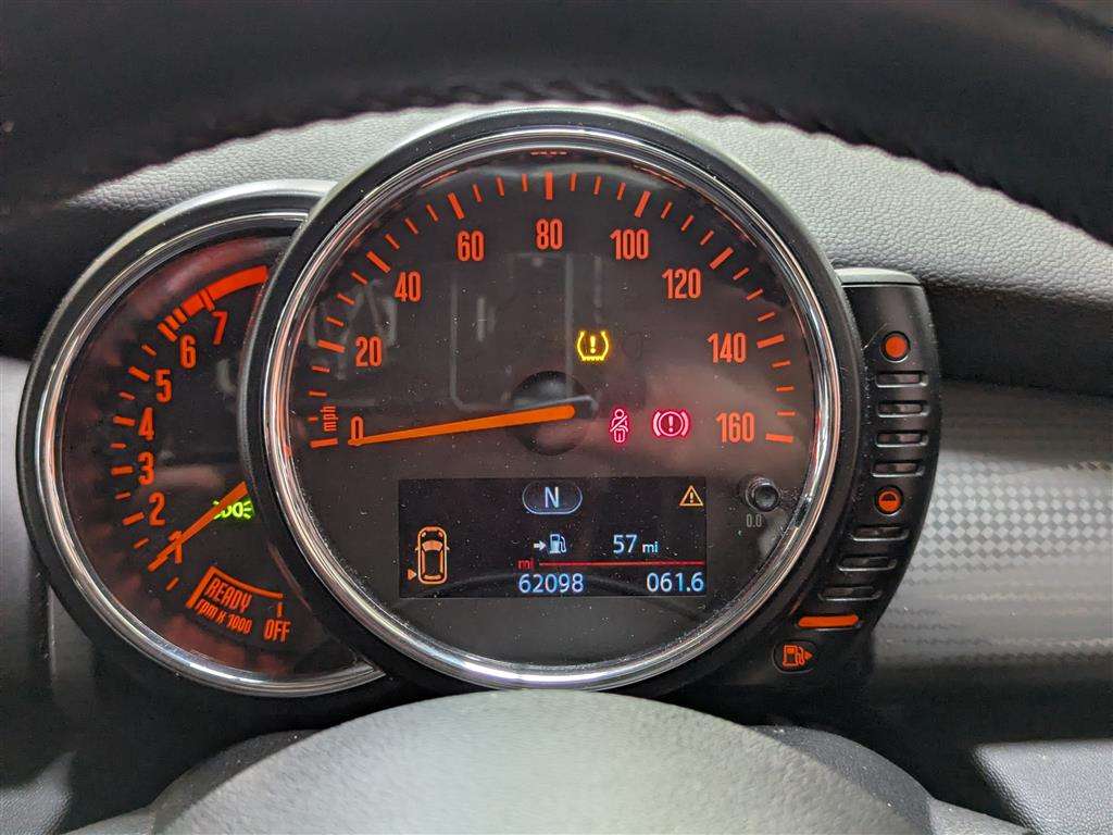 <p>2015 MINI COOPER</p>