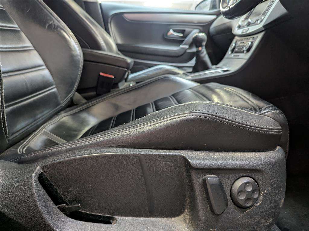 <p>2011 VOLKSWAGEN PASSAT GT CC TDI 140 BLUE</p>