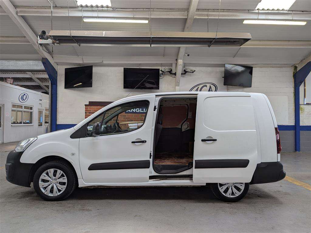<p>2018 PEUGEOT PARTNER 750 SE L2 BLUE HD</p>