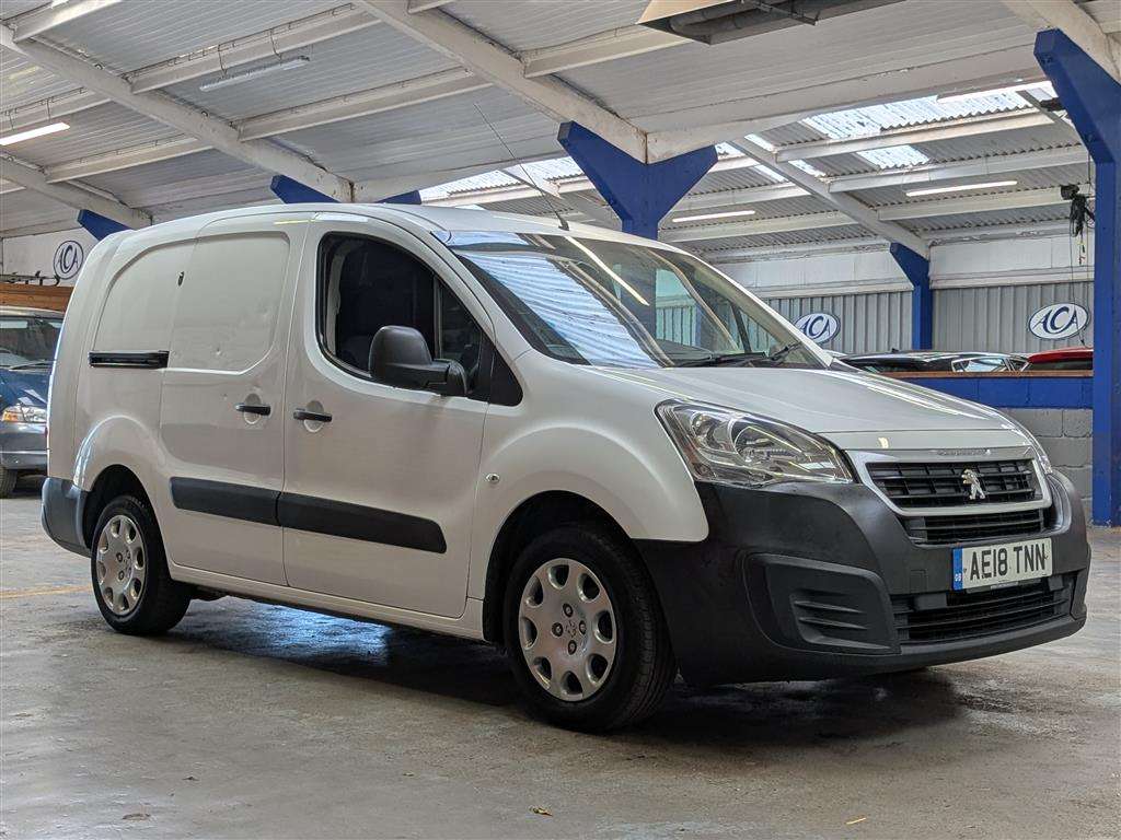 <p>2018 PEUGEOT PARTNER 750 SE L2 BLUE HD</p>