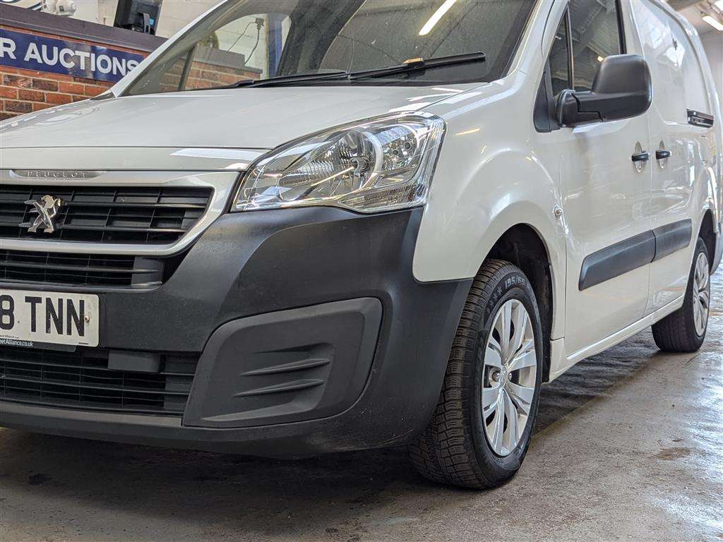 <p>2018 PEUGEOT PARTNER 750 SE L2 BLUE HD</p>