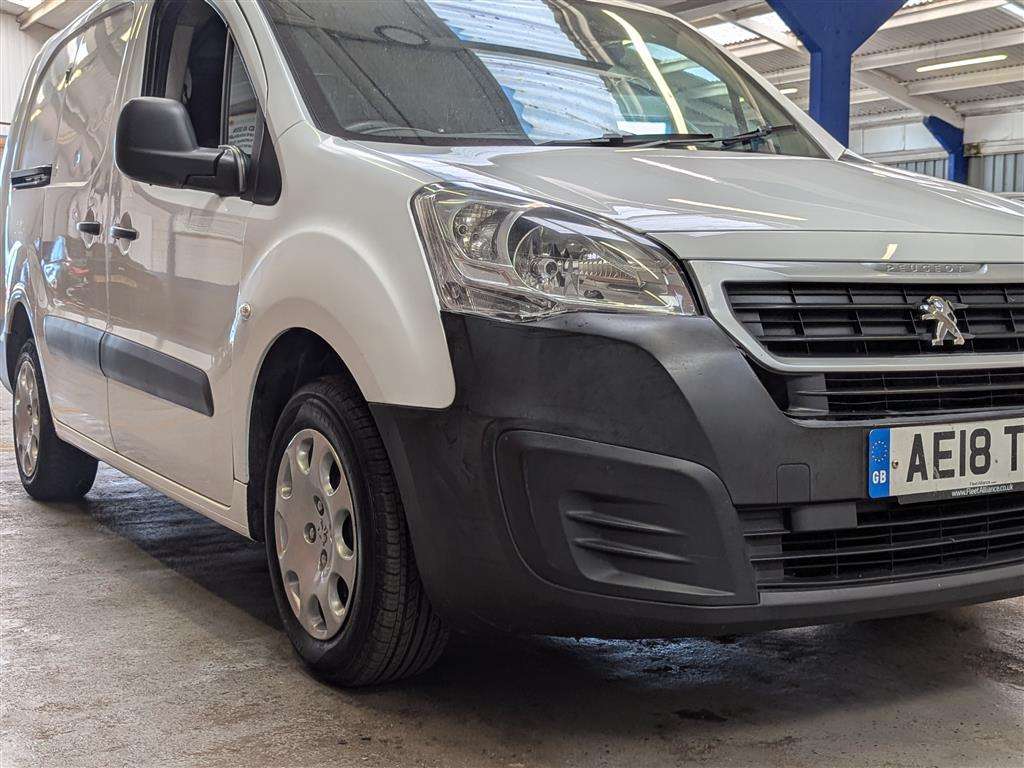<p>2018 PEUGEOT PARTNER 750 SE L2 BLUE HD</p>