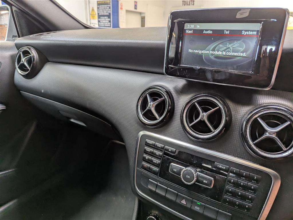<p>2013 MERCEDES-BENZ A180 BLUEEFFICIENCY SE CD</p>