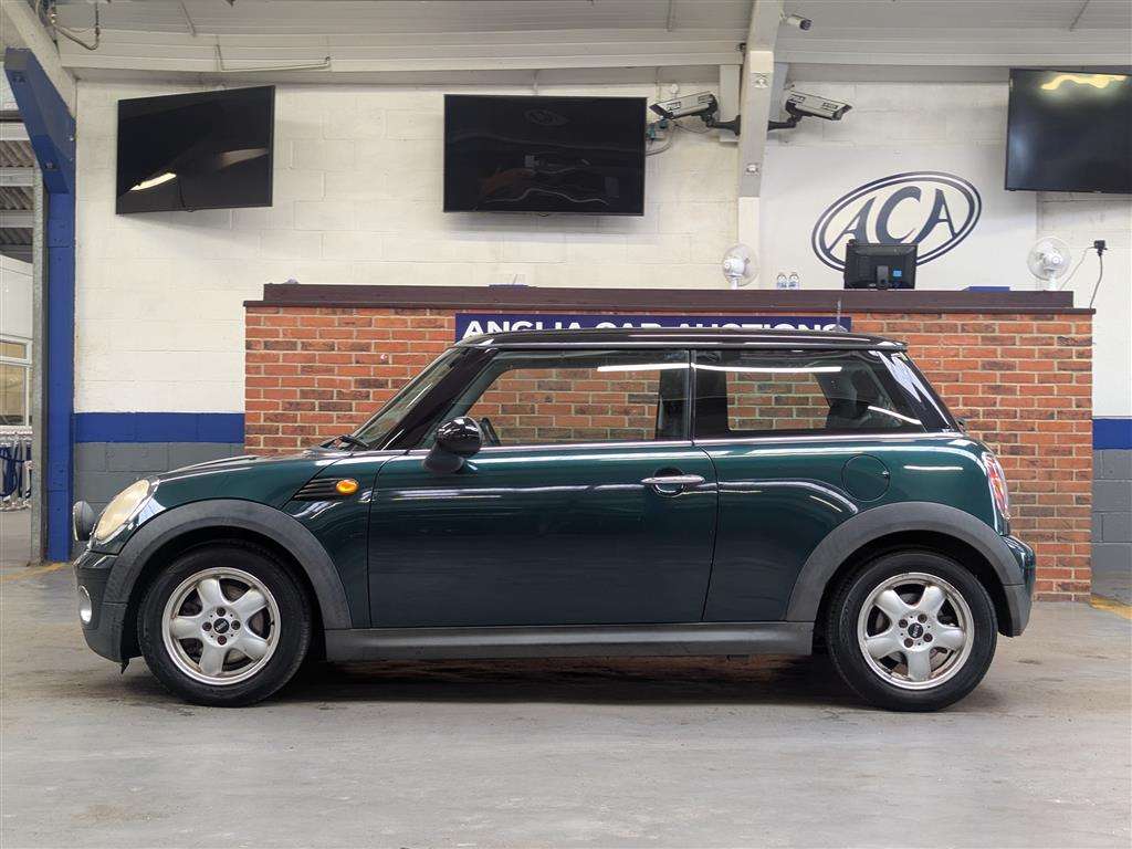 <p>2009 MINI COOPER</p>
