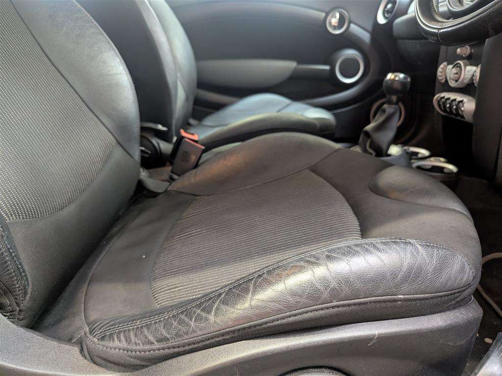 <p>2009 MINI COOPER</p>