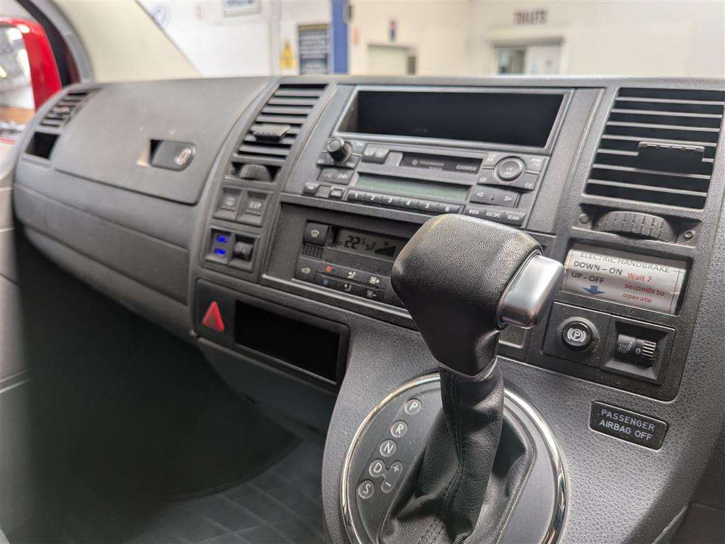 <p>2005 VOLKSWAGEN CARAVELLE SE TDI 130 AUTO</p>