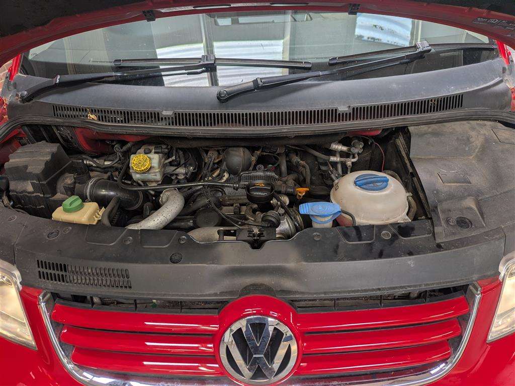 <p>2005 VOLKSWAGEN CARAVELLE SE TDI 130 AUTO</p>