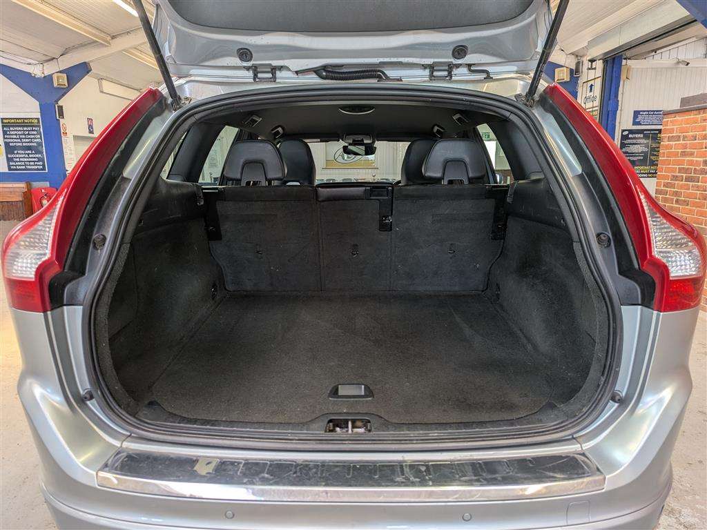 <p>2014 VOLVO XC60 R-DESIGN D4 AUTO</p>