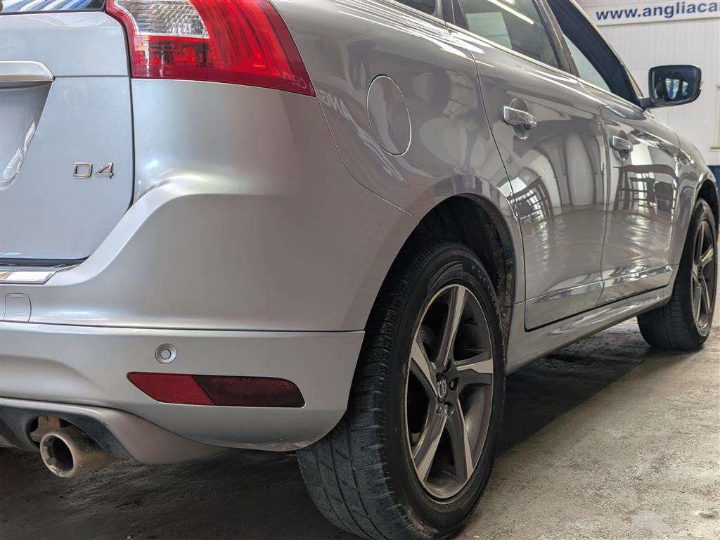 <p>2014 VOLVO XC60 R-DESIGN D4 AUTO</p>