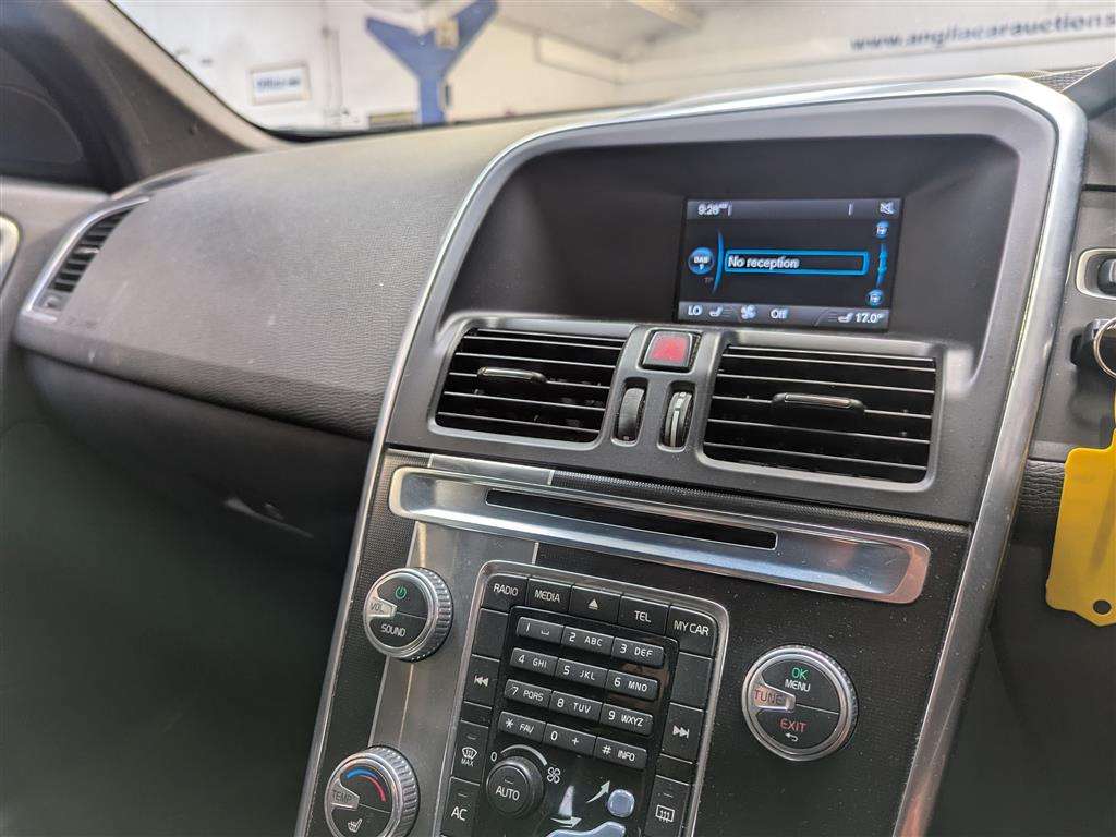 <p>2014 VOLVO XC60 R-DESIGN D4 AUTO</p>