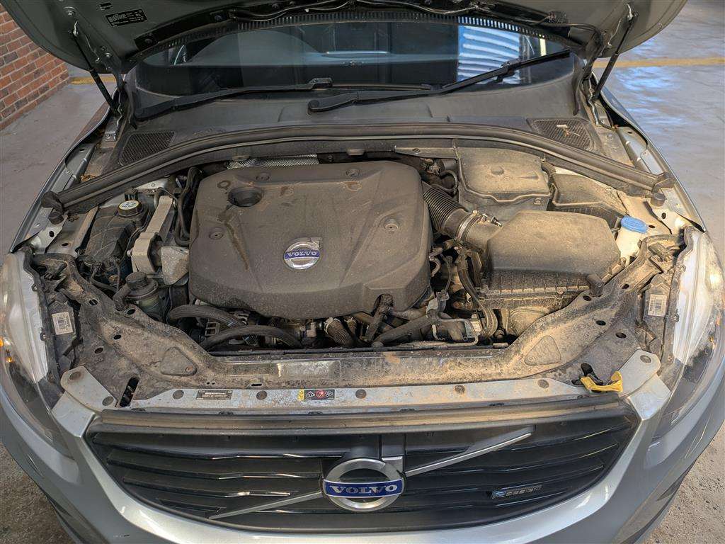 <p>2014 VOLVO XC60 R-DESIGN D4 AUTO</p>