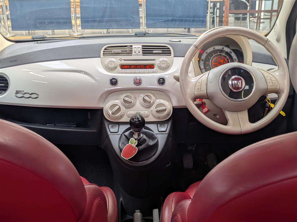 <p>2009 FIAT 500 LOUNGE</p>