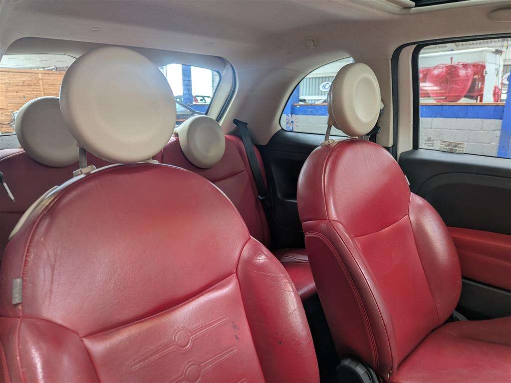 <p>2009 FIAT 500 LOUNGE</p>