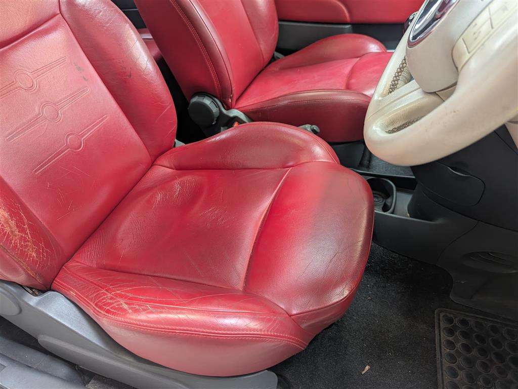 <p>2009 FIAT 500 LOUNGE</p>