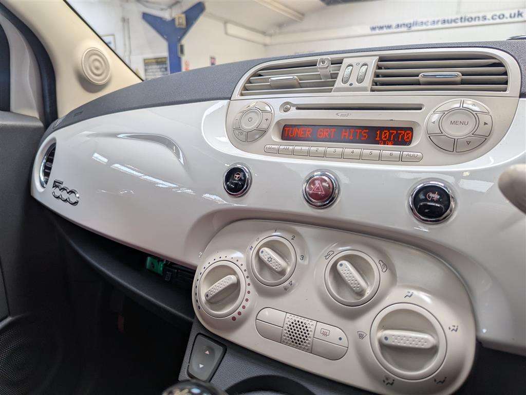 <p>2009 FIAT 500 LOUNGE</p>