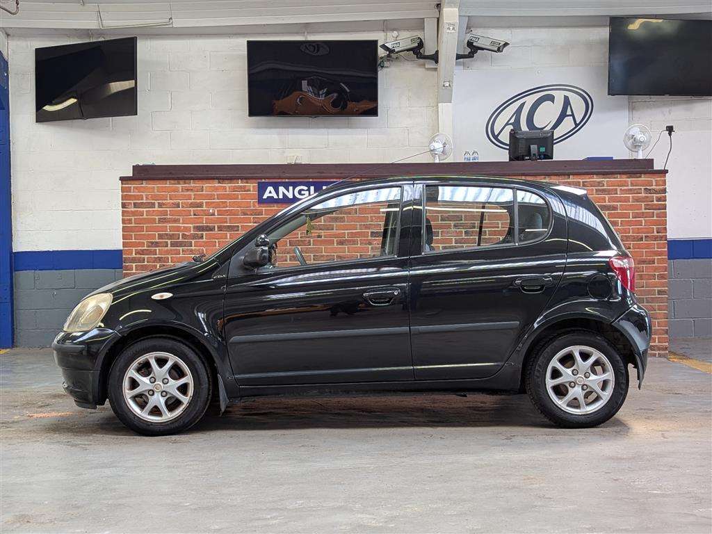 <p>2000 TOYOTA YARIS CDX</p>