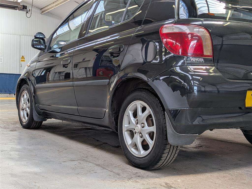 <p>2000 TOYOTA YARIS CDX</p>