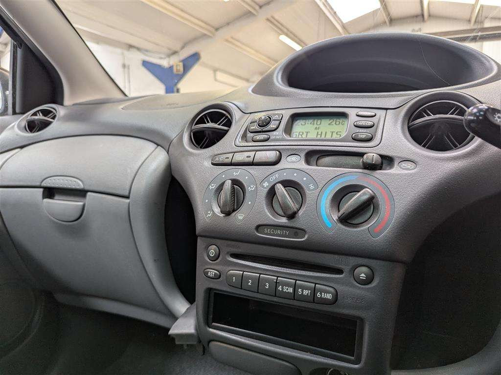 <p>2000 TOYOTA YARIS CDX</p>