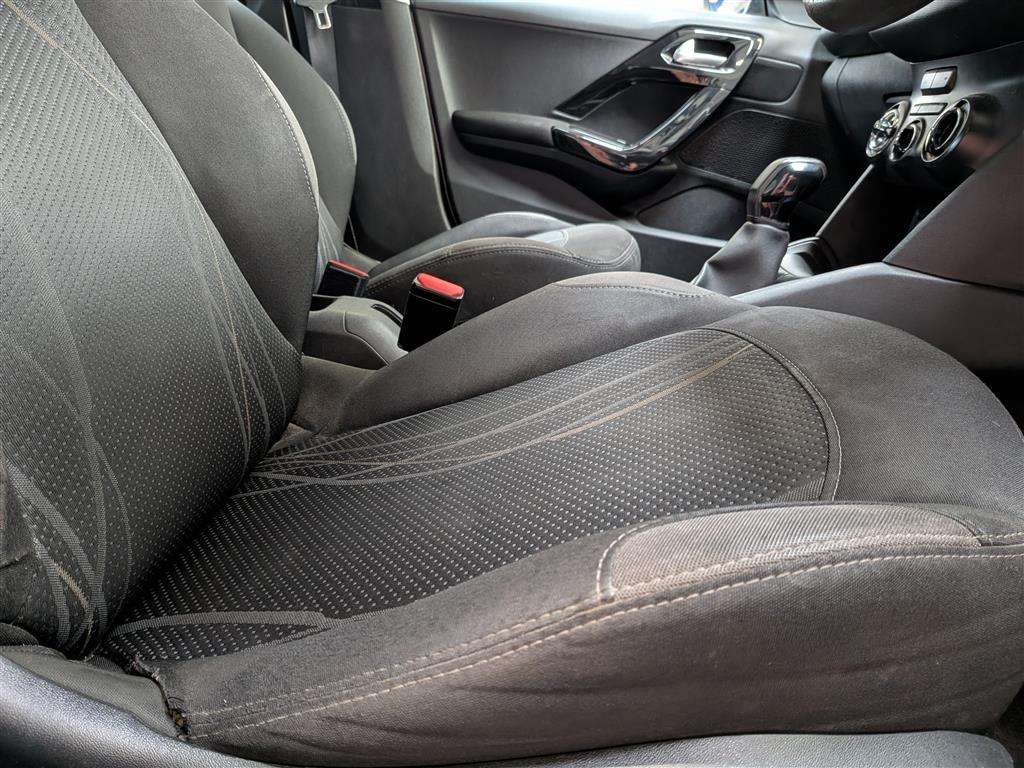 <p>2015 PEUGEOT 208 ACTIVE HDI</p>