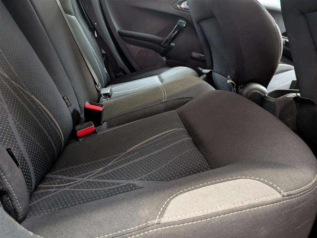 <p>2015 PEUGEOT 208 ACTIVE HDI</p>