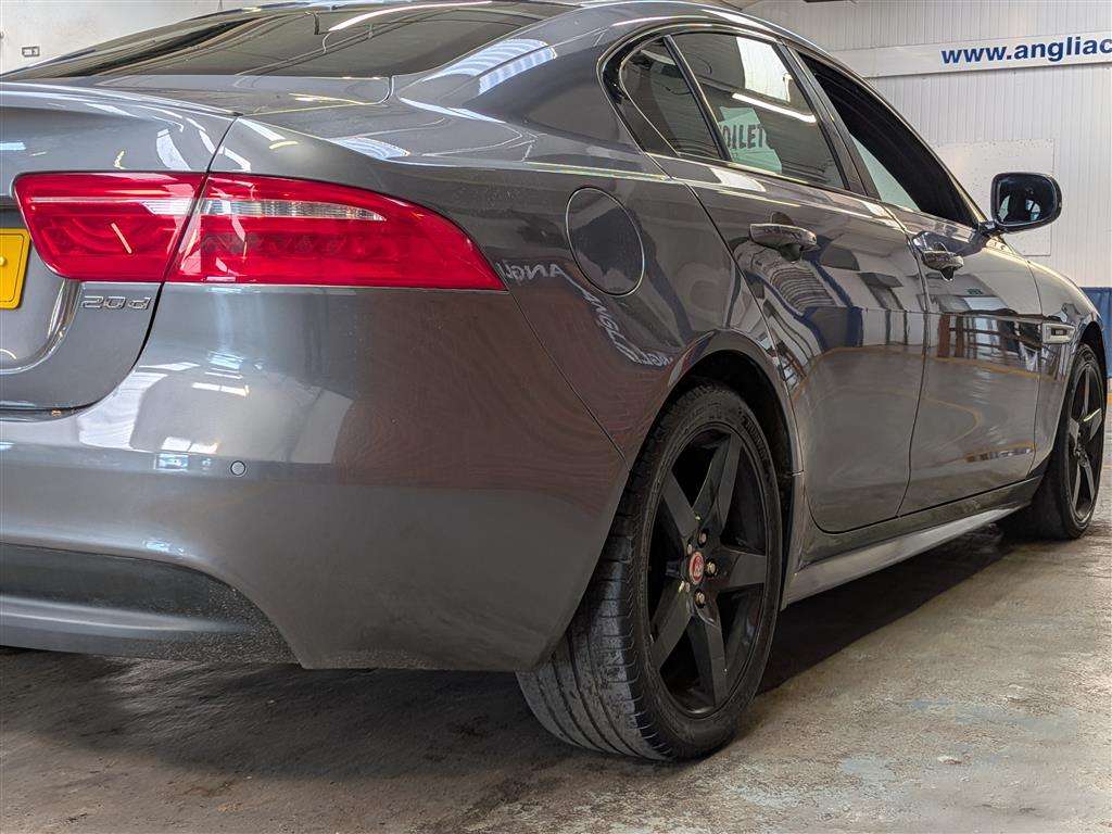 <p>2015 JAGUAR XE R-SPORT D AUTO</p>