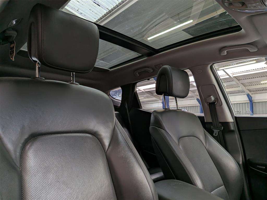 <p>2015 HYUNDAI SANTA FE PREMIUM SE CRDI</p>