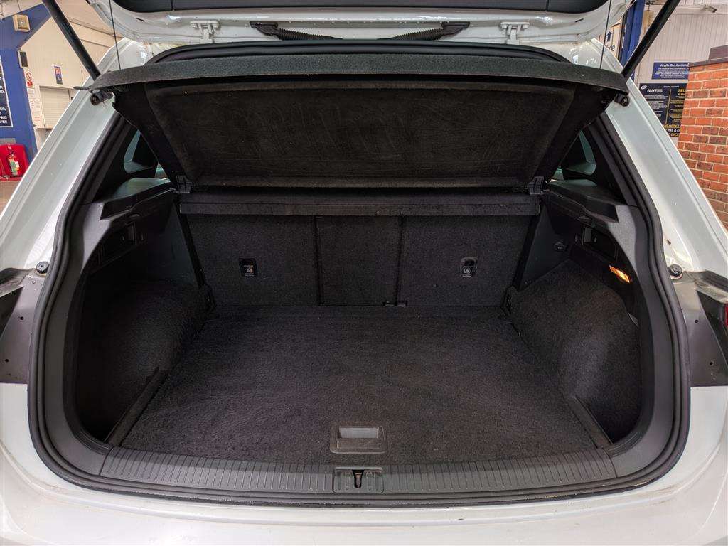<p>2017 VOLKSWAGEN TIGUAN R-LINE TDI BMT 4MO</p>