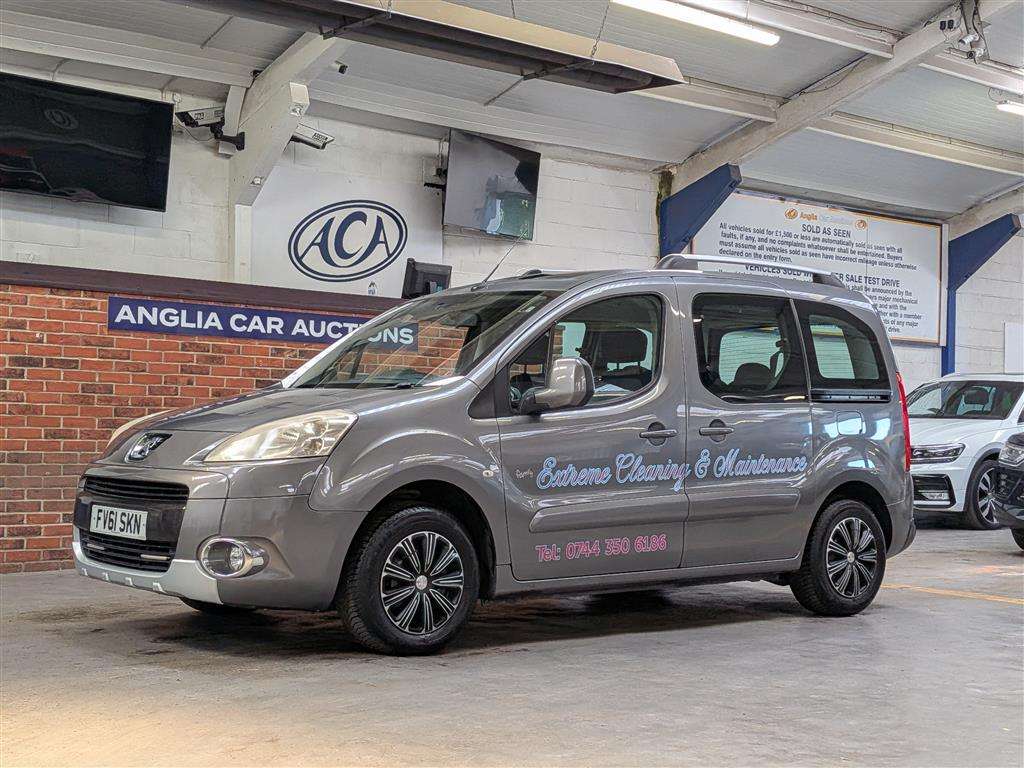 <p>2019 PEUGEOT TRAVELLER BUSINESS BLUEHD</p>