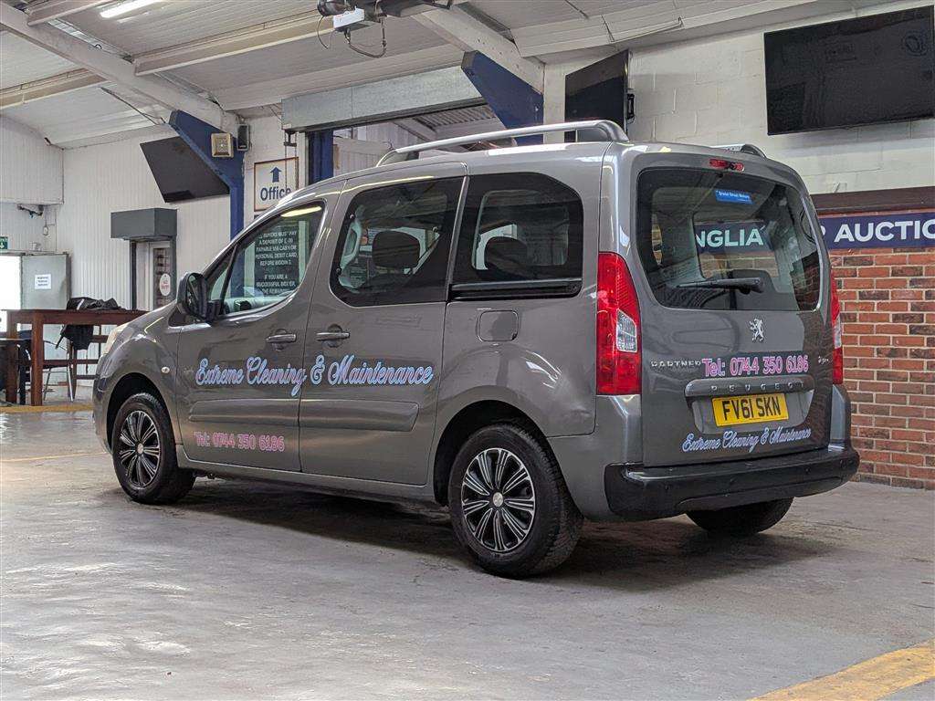 <p>2019 PEUGEOT TRAVELLER BUSINESS BLUEHD</p>
