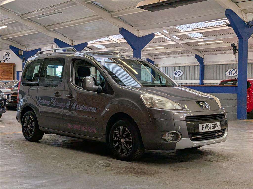 <p>2019 PEUGEOT TRAVELLER BUSINESS BLUEHD</p>