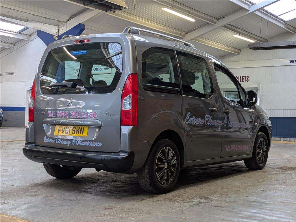 <p>2019 PEUGEOT TRAVELLER BUSINESS BLUEHD</p>