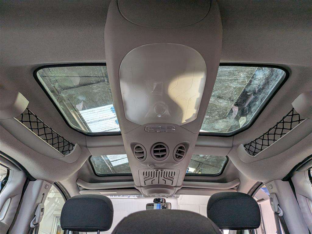 <p>2019 PEUGEOT TRAVELLER BUSINESS BLUEHD</p>
