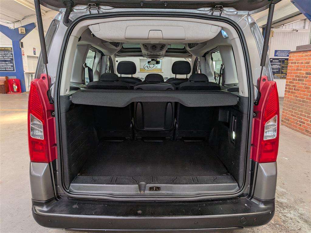 <p>2019 PEUGEOT TRAVELLER BUSINESS BLUEHD</p>