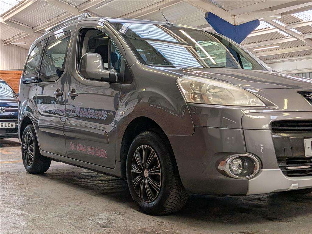 <p>2019 PEUGEOT TRAVELLER BUSINESS BLUEHD</p>