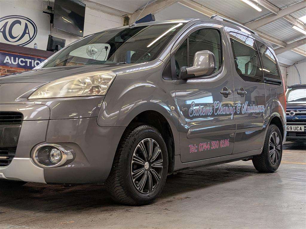 <p>2019 PEUGEOT TRAVELLER BUSINESS BLUEHD</p>