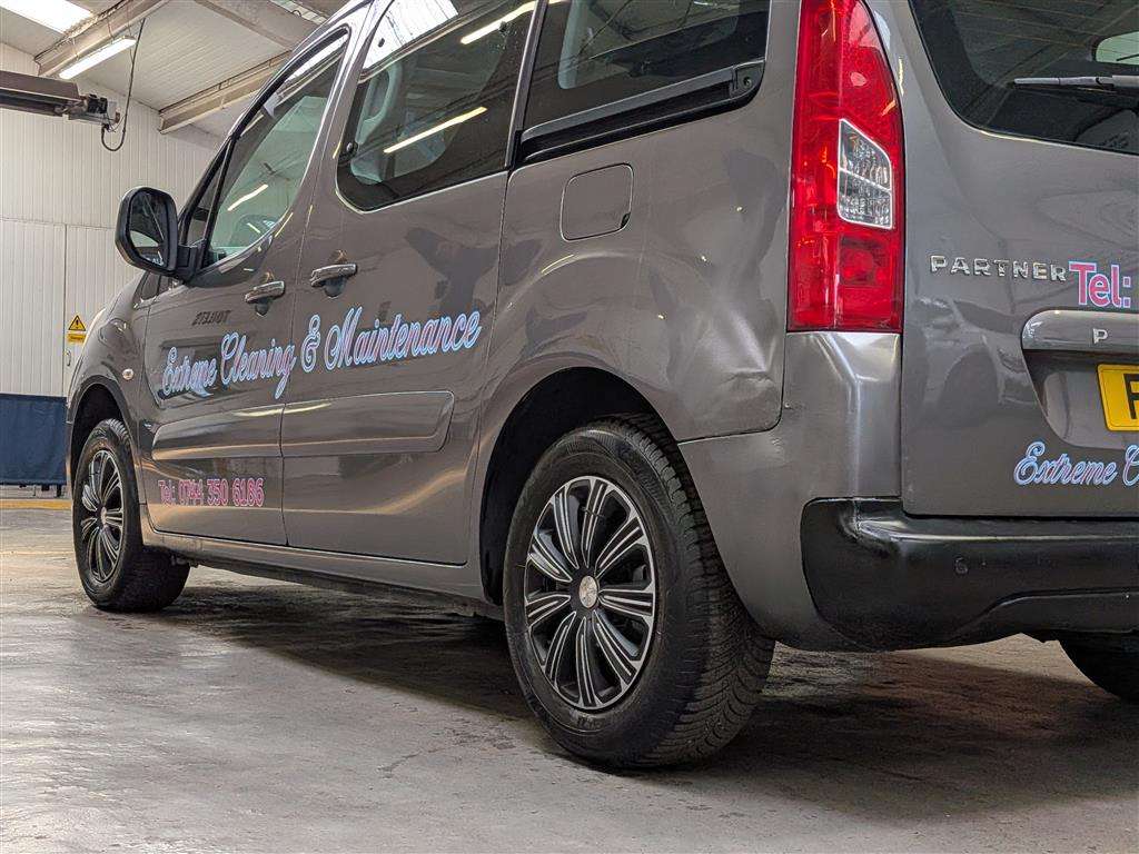 <p>2019 PEUGEOT TRAVELLER BUSINESS BLUEHD</p>