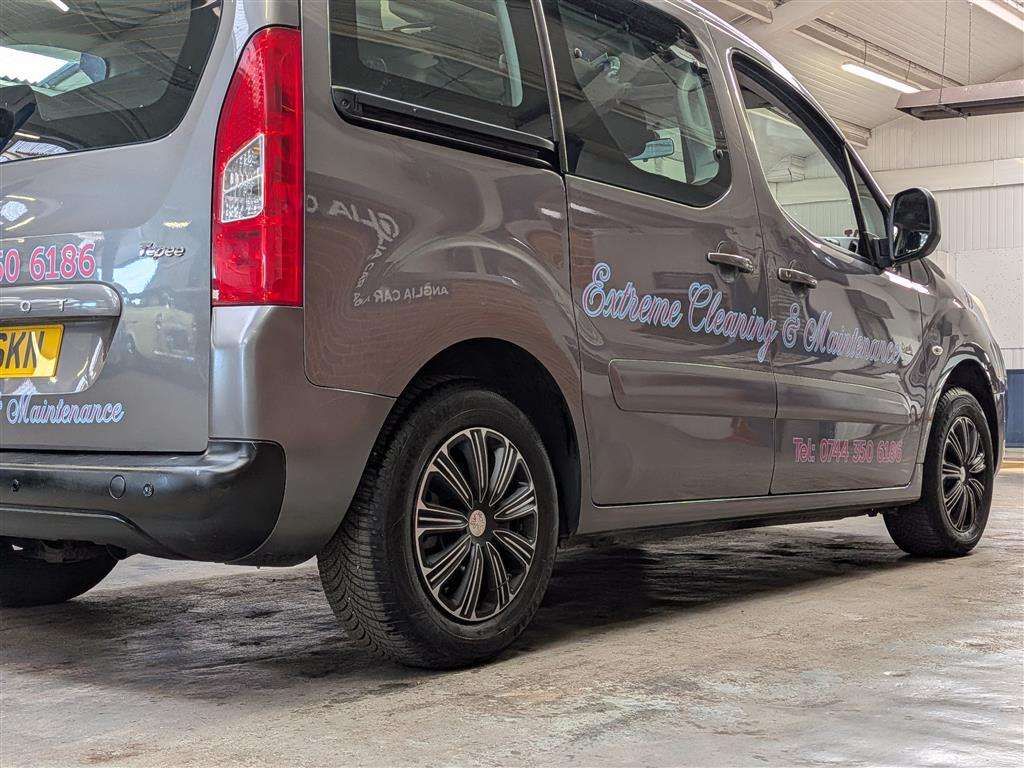 <p>2019 PEUGEOT TRAVELLER BUSINESS BLUEHD</p>