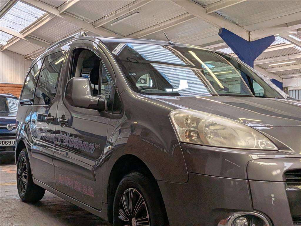 <p>2019 PEUGEOT TRAVELLER BUSINESS BLUEHD</p>