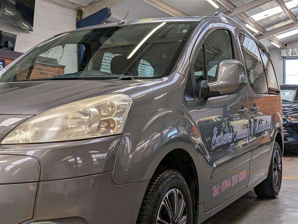 <p>2019 PEUGEOT TRAVELLER BUSINESS BLUEHD</p>