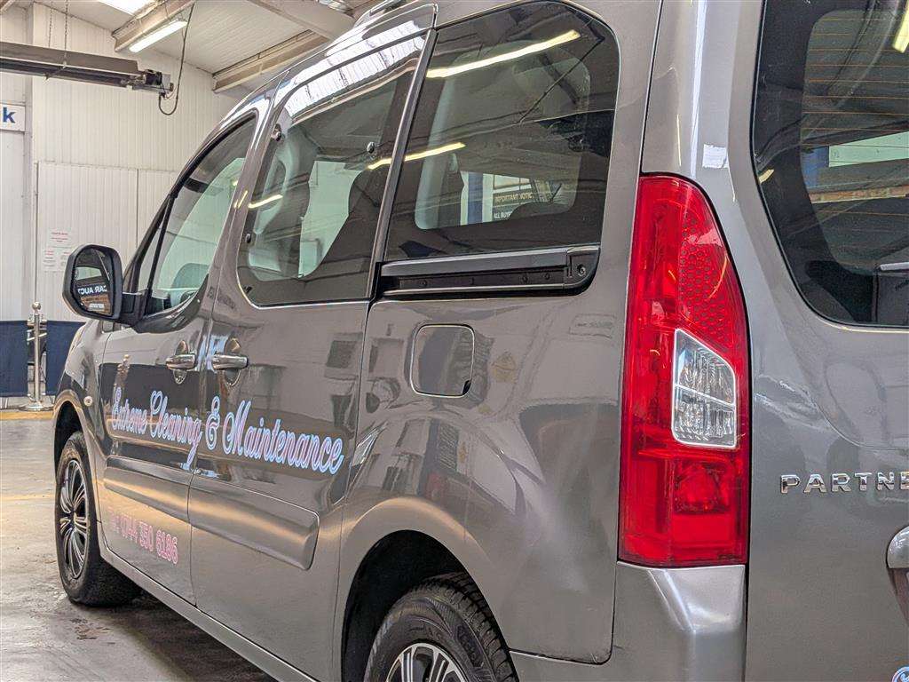 <p>2019 PEUGEOT TRAVELLER BUSINESS BLUEHD</p>