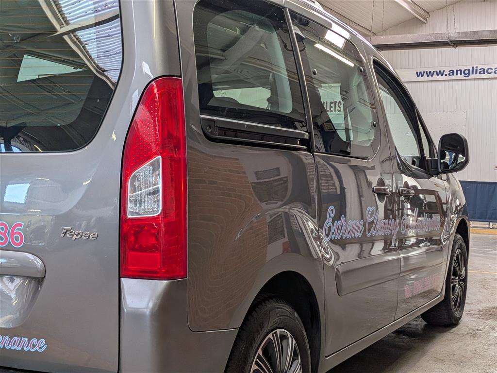 <p>2019 PEUGEOT TRAVELLER BUSINESS BLUEHD</p>