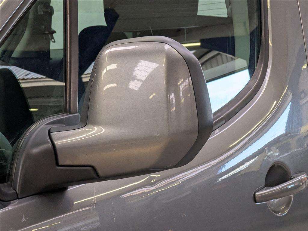 <p>2019 PEUGEOT TRAVELLER BUSINESS BLUEHD</p>