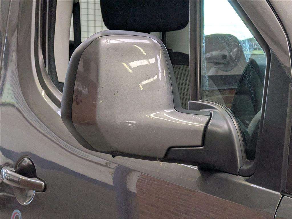 <p>2019 PEUGEOT TRAVELLER BUSINESS BLUEHD</p>