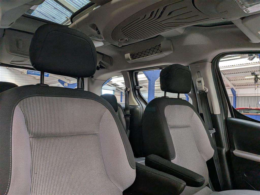 <p>2019 PEUGEOT TRAVELLER BUSINESS BLUEHD</p>