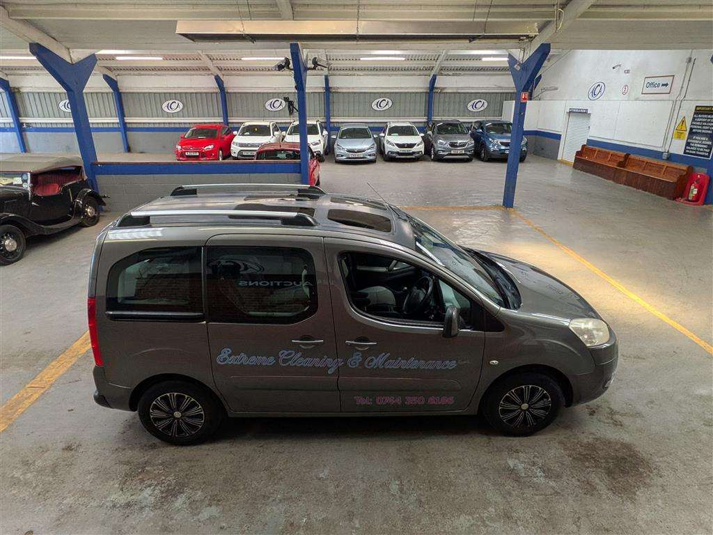 <p>2019 PEUGEOT TRAVELLER BUSINESS BLUEHD</p>