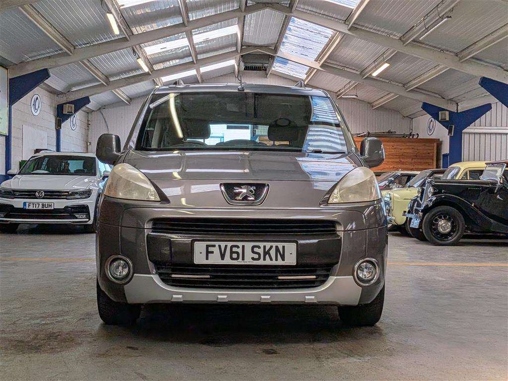<p>2019 PEUGEOT TRAVELLER BUSINESS BLUEHD</p>