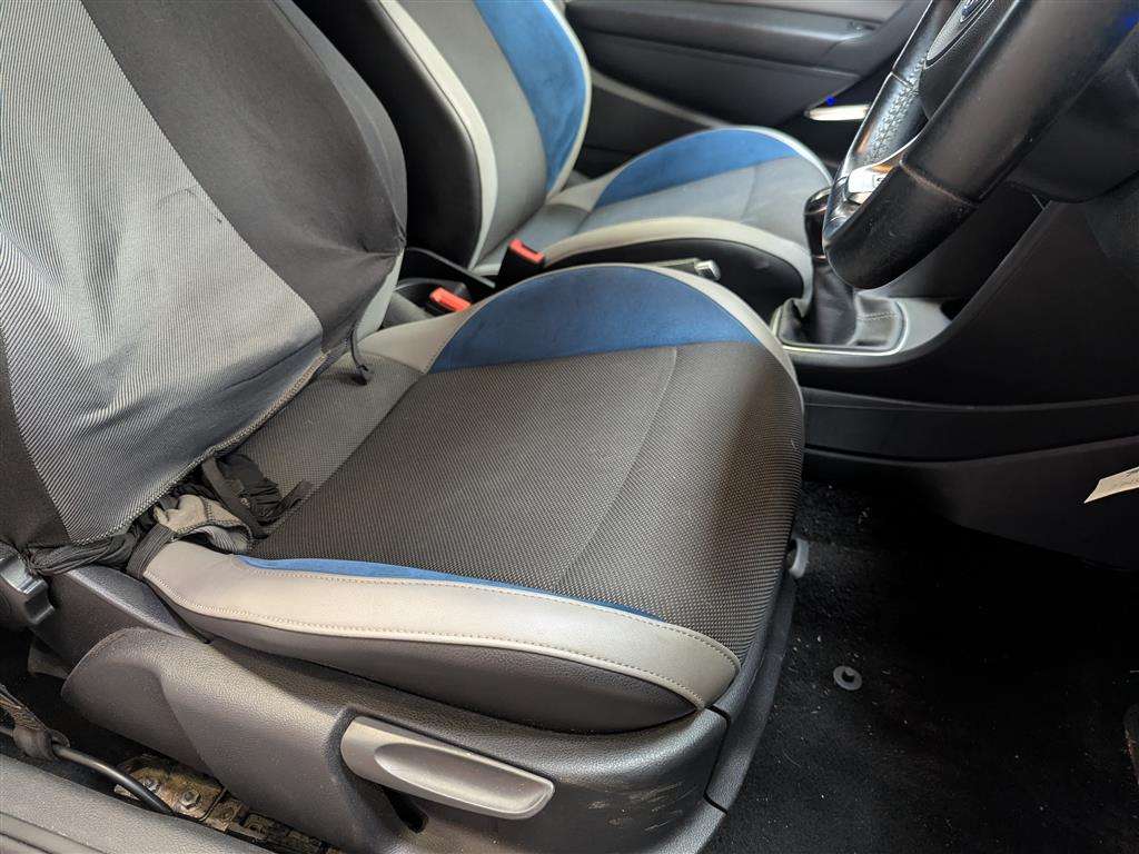 <p>2016 VOLKSWAGEN POLO BLUEGT</p>