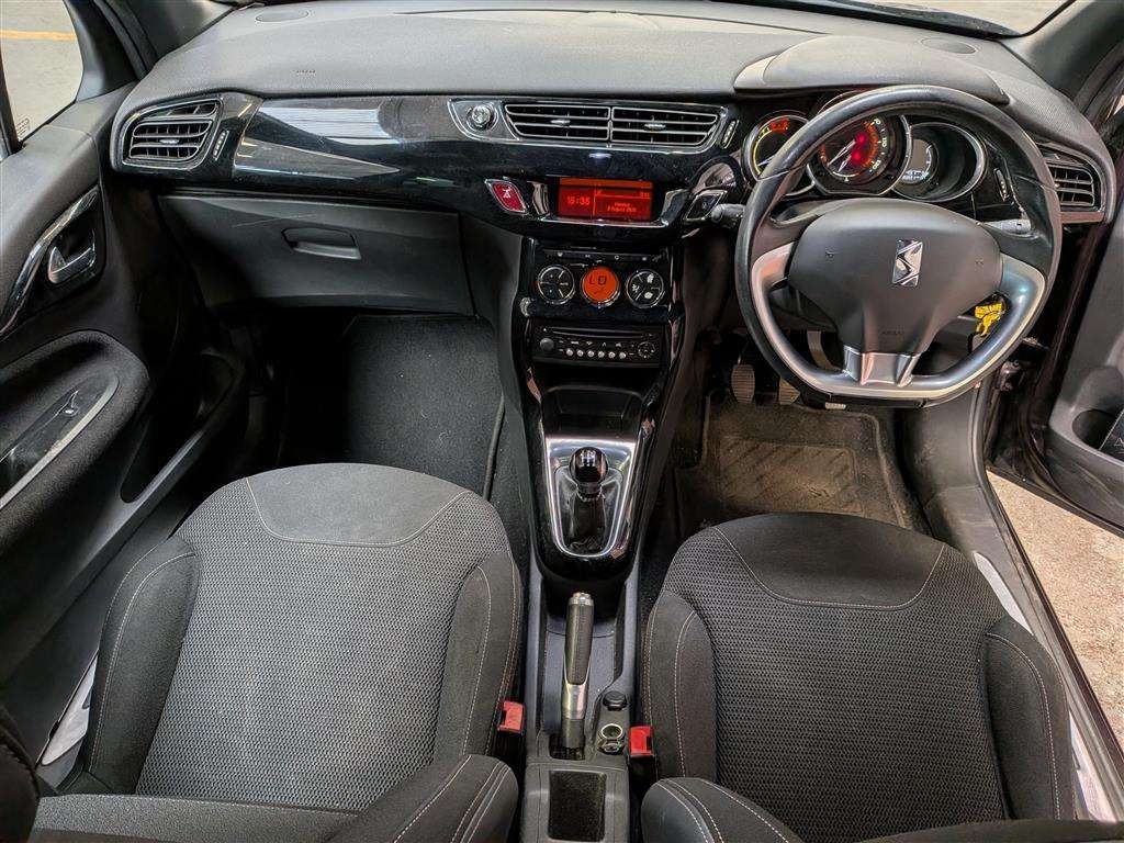<p>2015 CITROEN DS3 DSTYLE + E-HDI</p>