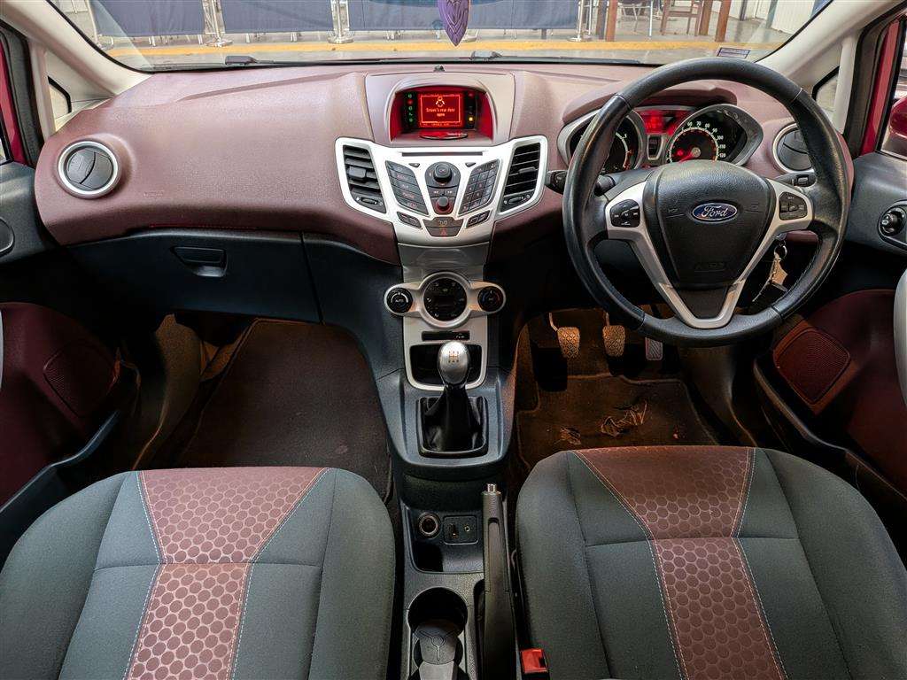 <p>2010 FORD FIESTA TITANIUM</p>